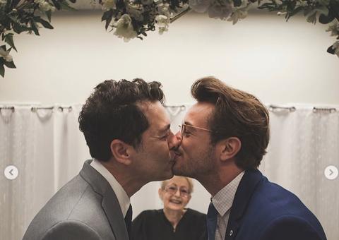   Com presença da ex, autor de 'Mutantes' e 'Vamp' se casa com chef nos EUA