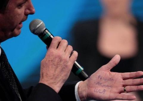 Bolsonaro confere 'cola' na própria mão antes de fazer pergunta a Marina  