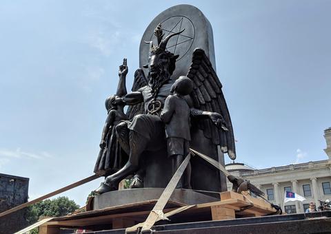  Satanistas erguem nos EUA estátua de criatura com cabeça de bode