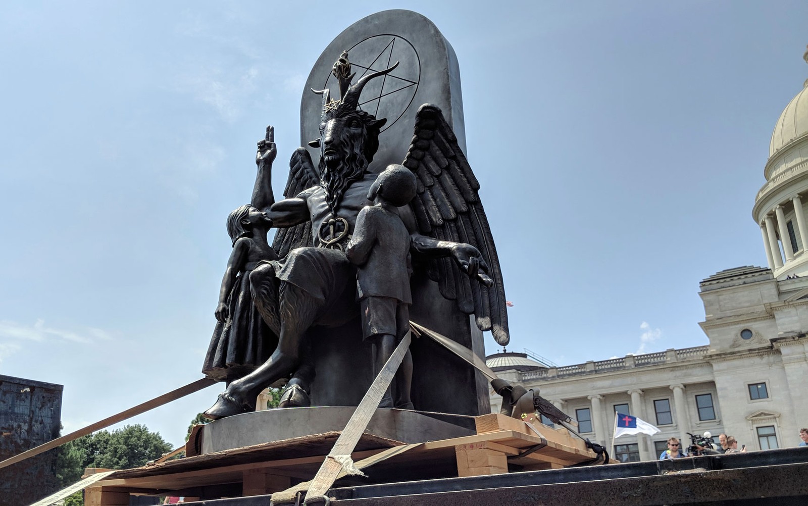  Satanistas erguem nos EUA estátua de criatura com cabeça de bode