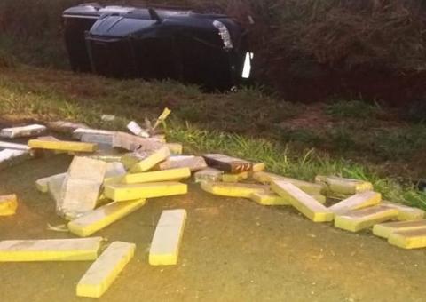 Motorista é preso após capotar carro com 385 kg de maconha