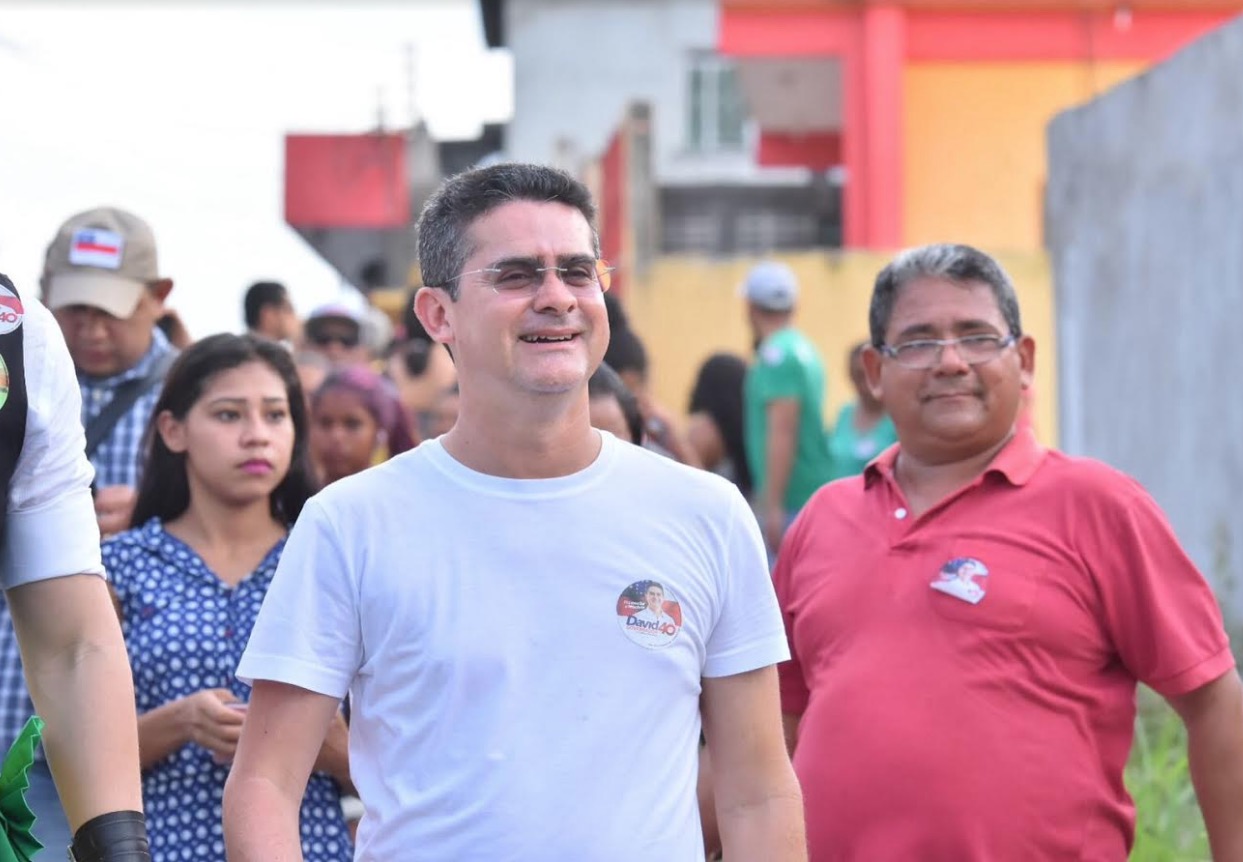 David Almeida faz caminhada em Iranduba e Manaus na sequência de campanha
