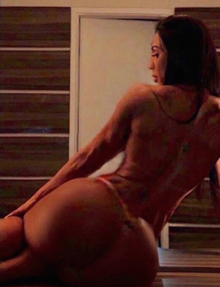 Gracyanne Barbosa posta foto completamente nua