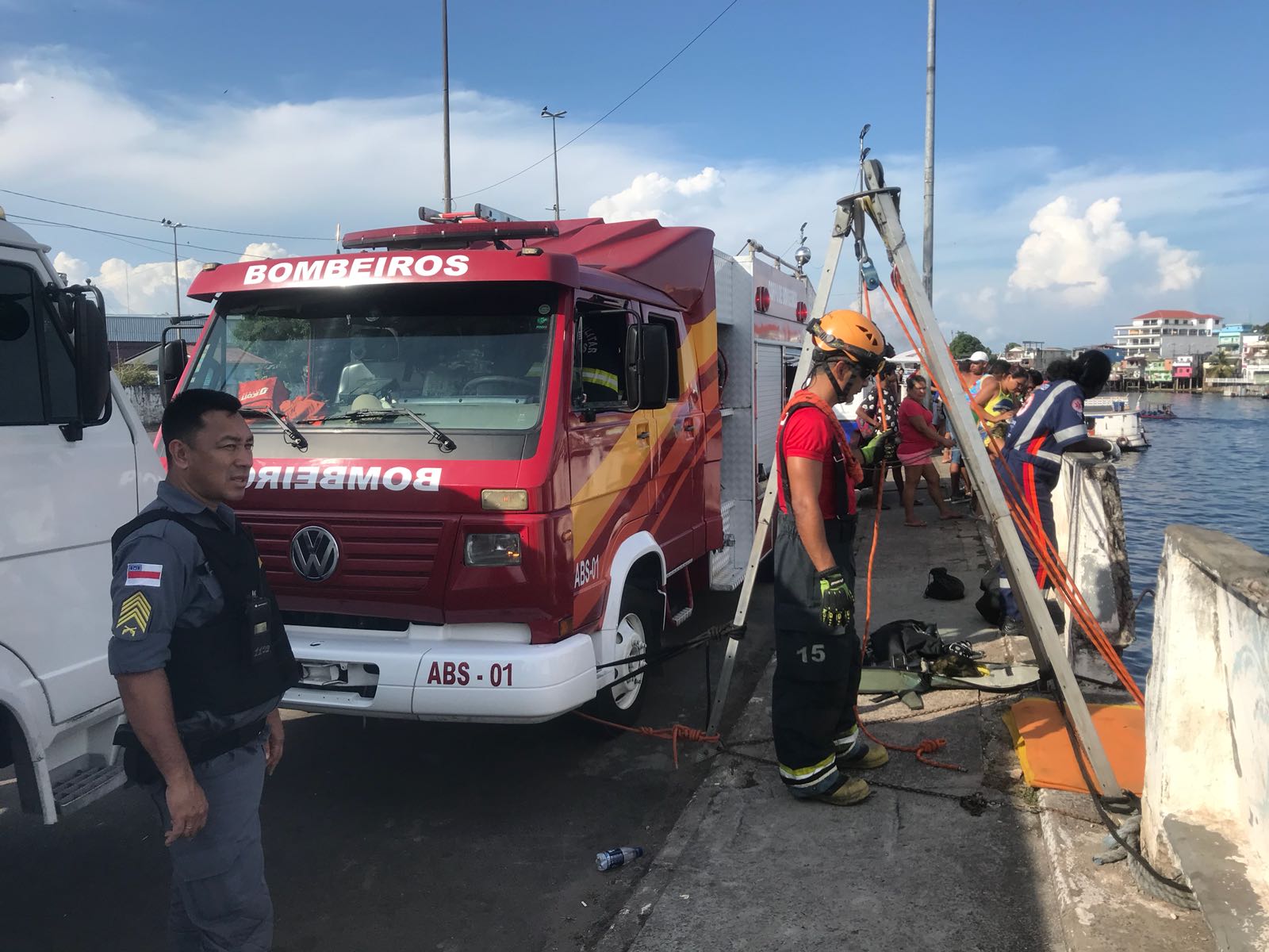 Após briga, homem joga esposa de barranco de 8 metros em Manaus