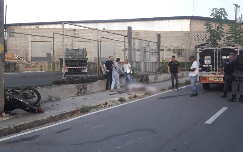 Jovem perde controle da motocicleta e morre ao se chocar contra poste em Manaus