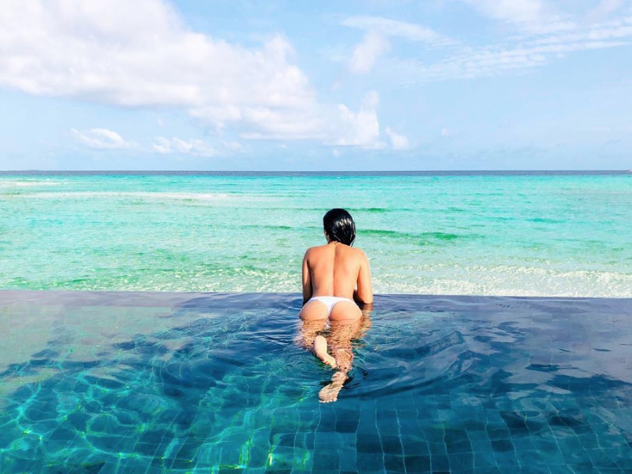 Marido tira foto de Simaria de topless na piscina 