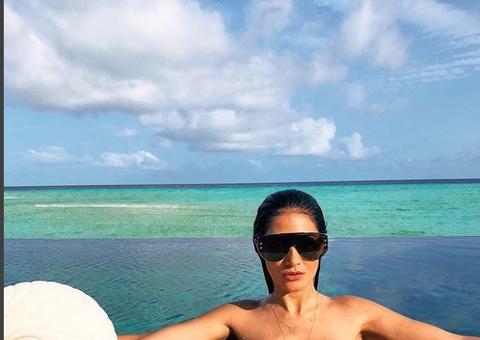 Marido tira foto de Simaria de topless na piscina 