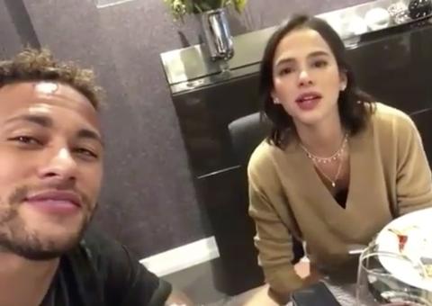 Neymar filma Bruna Marquezine 'se acabando' em restaurante de Paris: 'ela não me ajuda'