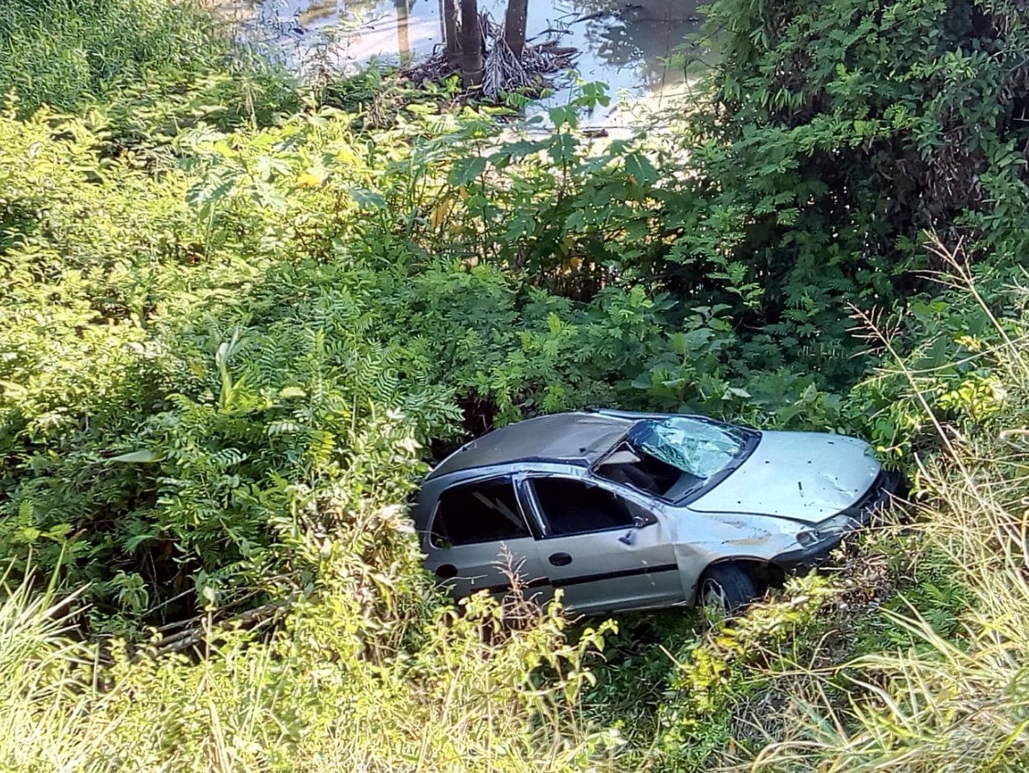    Rapaz perde o controle e carro cai em abismo na AM-070