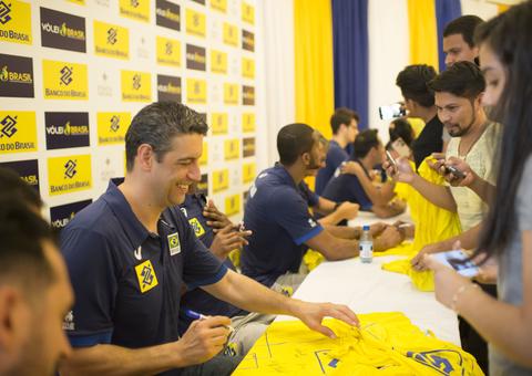 Seleção brasileira de vôlei masculino atende fãs manauaras em shopping neste domingo