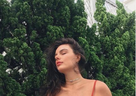 Ísis Valverde compartilha foto com barrigão de gravidez: 'eu e meu pequeno'