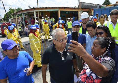 Em domingo de sol, Amazonino visita obras em bairro de Manaus