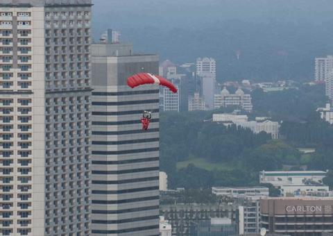 Paraquedista cai em rodovia e morre ao ser atingido por carreta