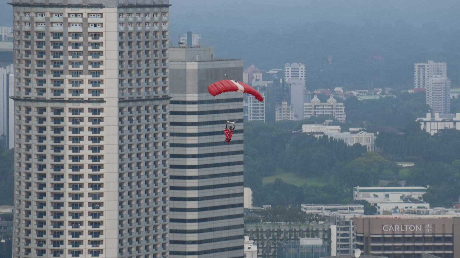 Paraquedista cai em rodovia e morre ao ser atingido por carreta