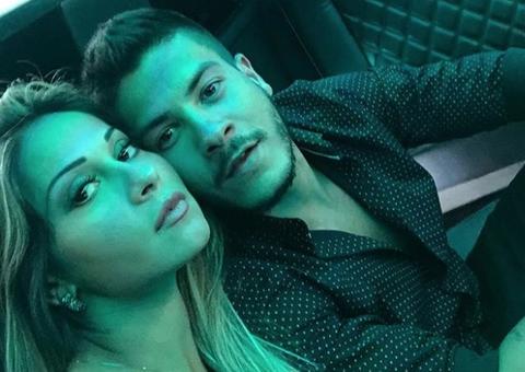 Alvo de críticas constantes, Mayra Cardi e Arthur Aguiar tomam atitude no Instagram