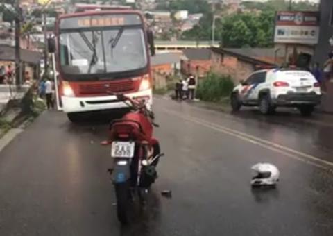 Motociclista 'escorrega' em avenida e morre ao ser atingido por ônibus em Manaus