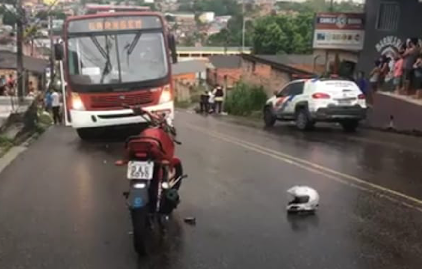 Motociclista 'escorrega' em avenida e morre ao ser atingido por ônibus em Manaus