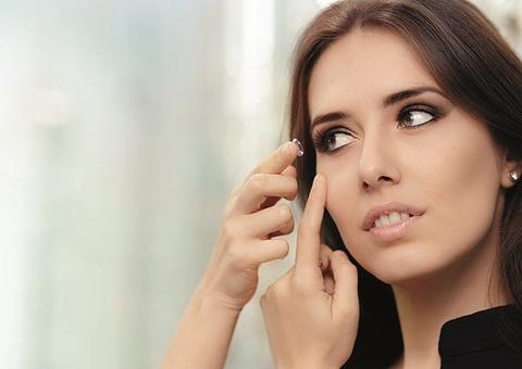 Mulher sente dor e descobre que esqueceu lente nos olhos por 28 anos 