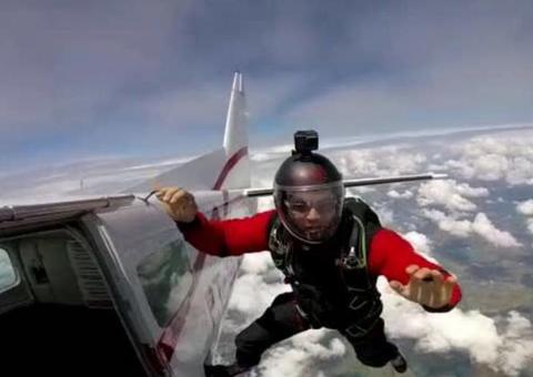 Paraquedista cai em rodovia e morre atropelado por carreta 