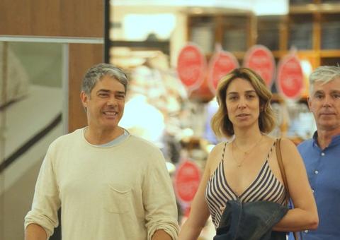 William Bonner mima noiva durante passeio em shopping