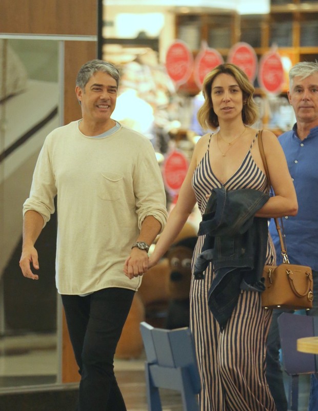 William Bonner mima noiva durante passeio em shopping