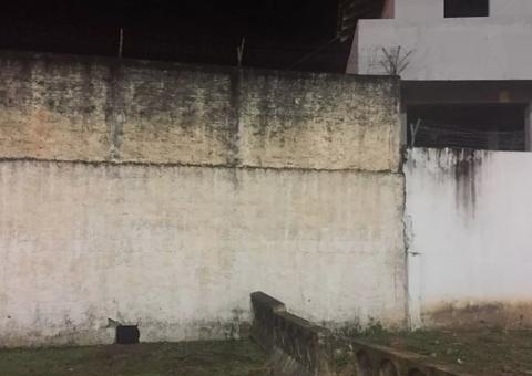 Presos fazem buraco na parede e fogem de presídio