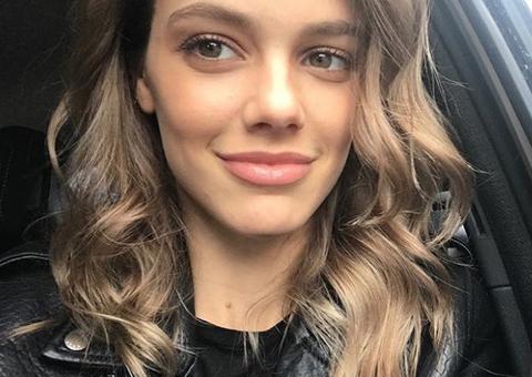 Laura Neiva revela por que não apaga fotos de Chay Suede das redes sociais