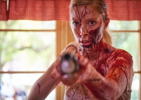 Terror cômico Killer Kate ganha trailer violento. Vem ver