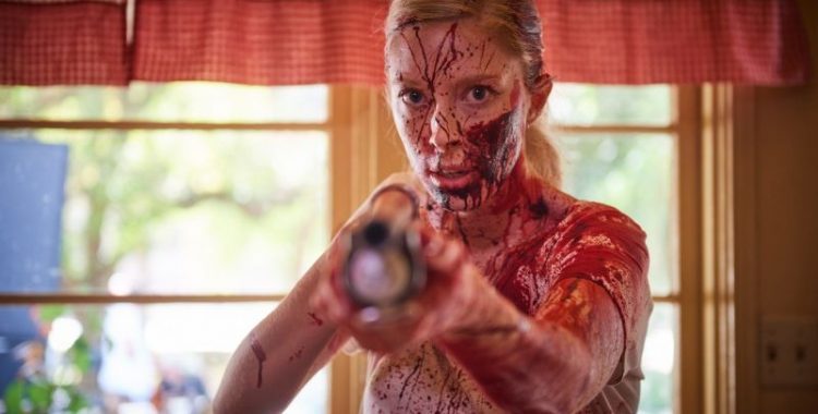 Terror cômico Killer Kate ganha trailer violento. Vem ver