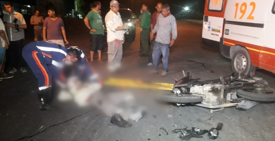 Motociclista fica gravemente ferido ao colidir com carreta em Manaus