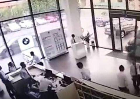 Mulher invade e destrói totalmente concessionária em test drive