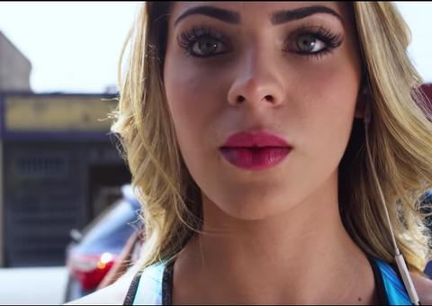 Mariana Castilho vira ‘cachorra’ em clipe de MC Livinho 