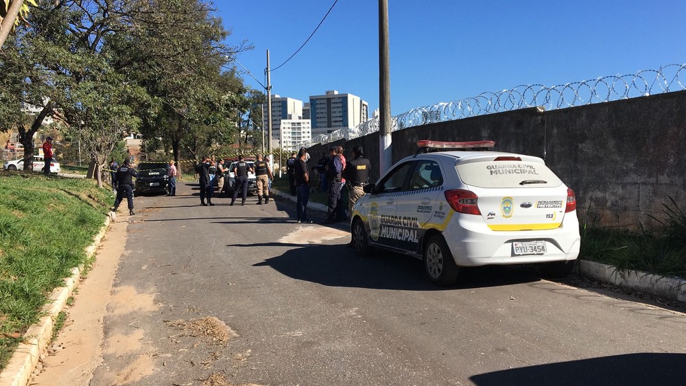 Mulher é morta com lápide dentro de cemitério