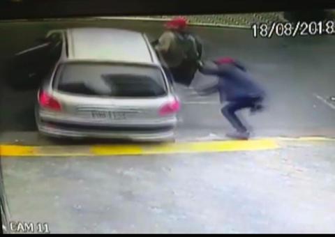 Bandido é abandonado por comparsas após quebrar a perna durante assalto; veja vídeo