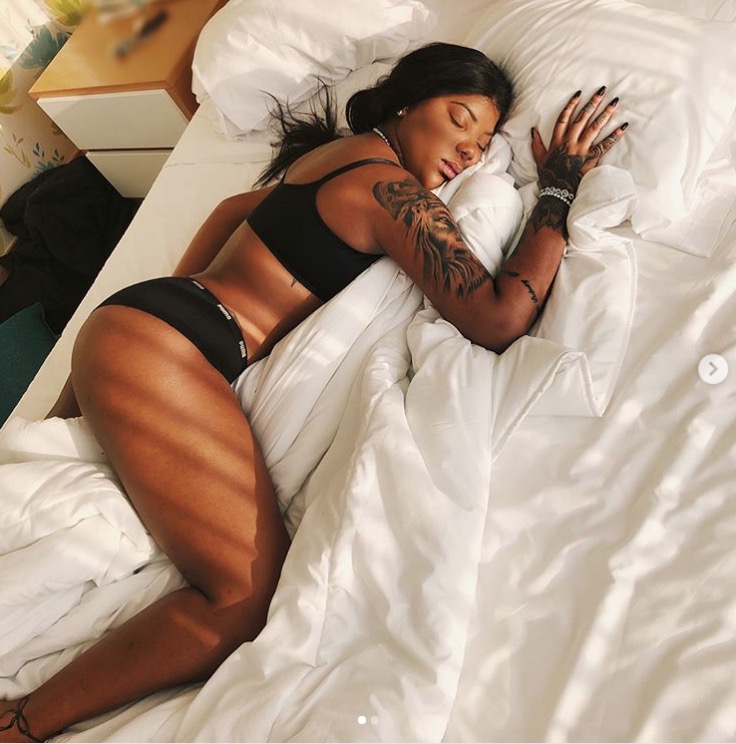  Na Europa, Ludmilla posa sexy dormindo de calcinha e sutiã