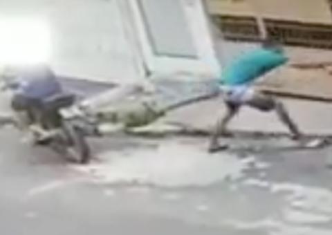 Em plena luz do dia, dupla 'simula' arma para roubar trabalhadora em Manaus