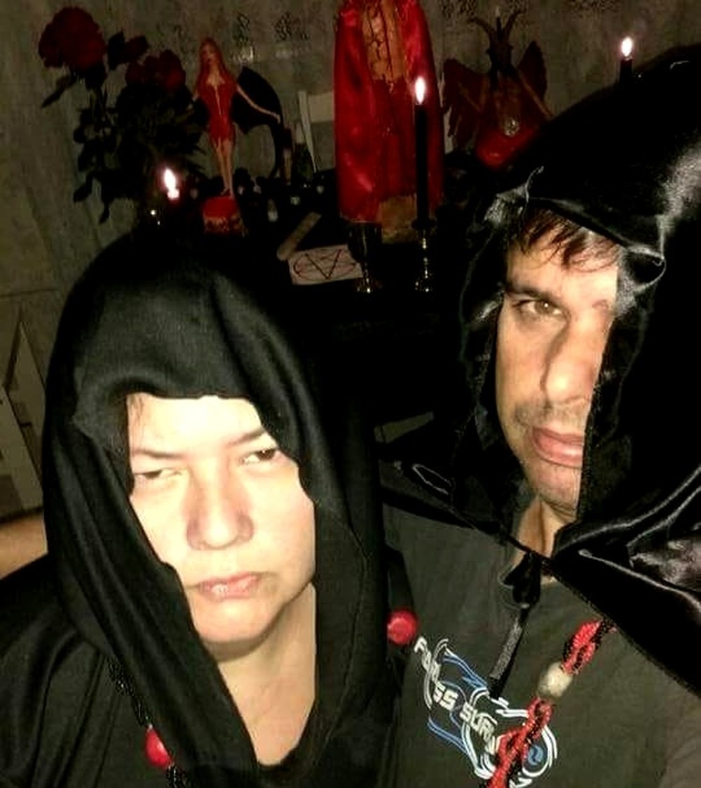 Polícia encontra ossada e caderno com depoimento na casa de satanistas suspeitos de matar jovem grávida 