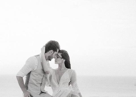 Às vésperas do casamento, Camila Queiroz posta foto romântica com Klebber Toledo