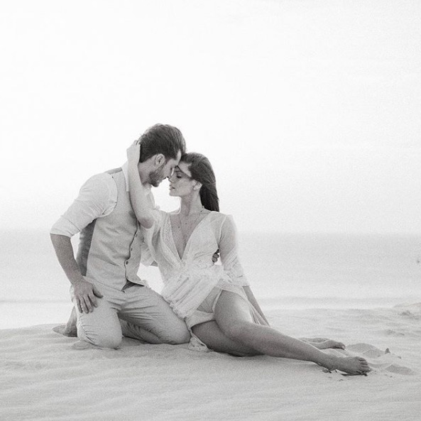 Às vésperas do casamento, Camila Queiroz posta foto romântica com Klebber Toledo