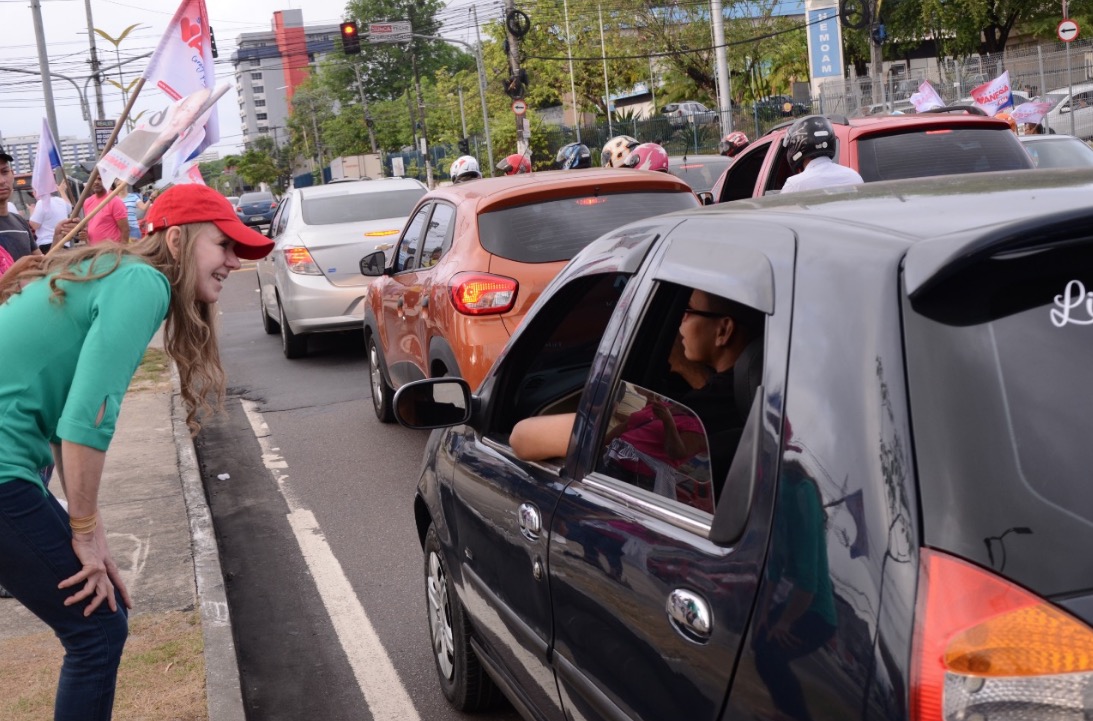 Vanessa Grazziotin inicia campanha de rua junto à militância