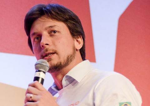 Candidato ao governo inova e faz campanha em aplicativo gay