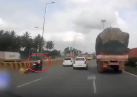 Após colisão, bebê acaba  'pilotando' moto em estrada