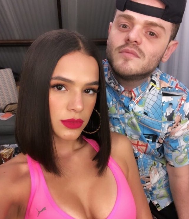 Bruna Marquezine capricha no decote em selfie com cabelo diferente