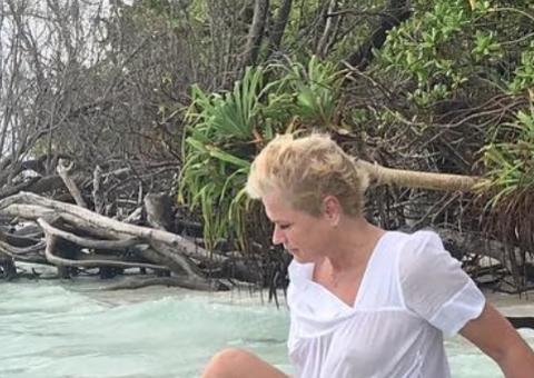 Xuxa posa sem sutiã durante lua de mel com Junno Andrade nas Maldivas