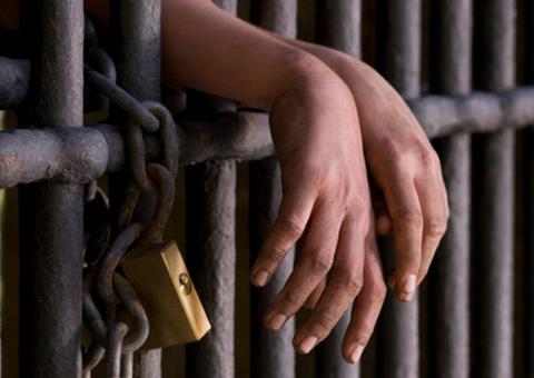 DPE consegue liberdade para acusado preso indevidamente em Manaus