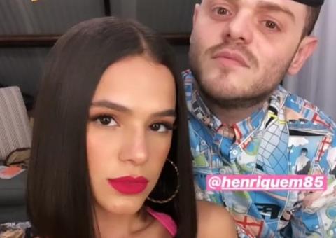 Bruna Marquezine capricha no decote em selfie com cabelo diferente