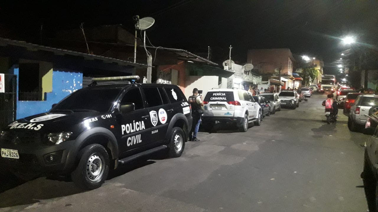 Dois homens são mortos a tiros e um fica ferido enquanto bebiam em bar de Manaus