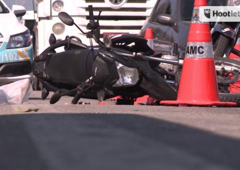 Mulher morre atropelada por ônibus após queda em acidente de moto