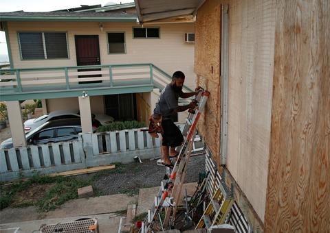 Havaianos estocam comida e água à espera do furacão Lane