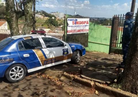 Assaltante rouba carro em sindicato e refém pula do veículo em movimento
